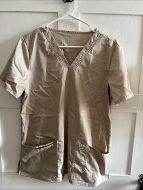 Cherokee Workwear Revolution Scrub top with pockets Size M